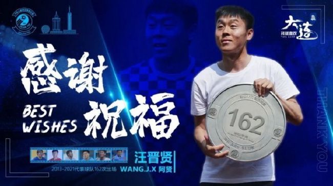 他一边埋头塞柴禾，偶尔偷偷往锅台这边瞄几眼。